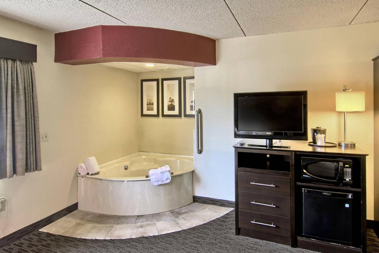 Blossom Hotel & Suites Traverse City Extérieur photo