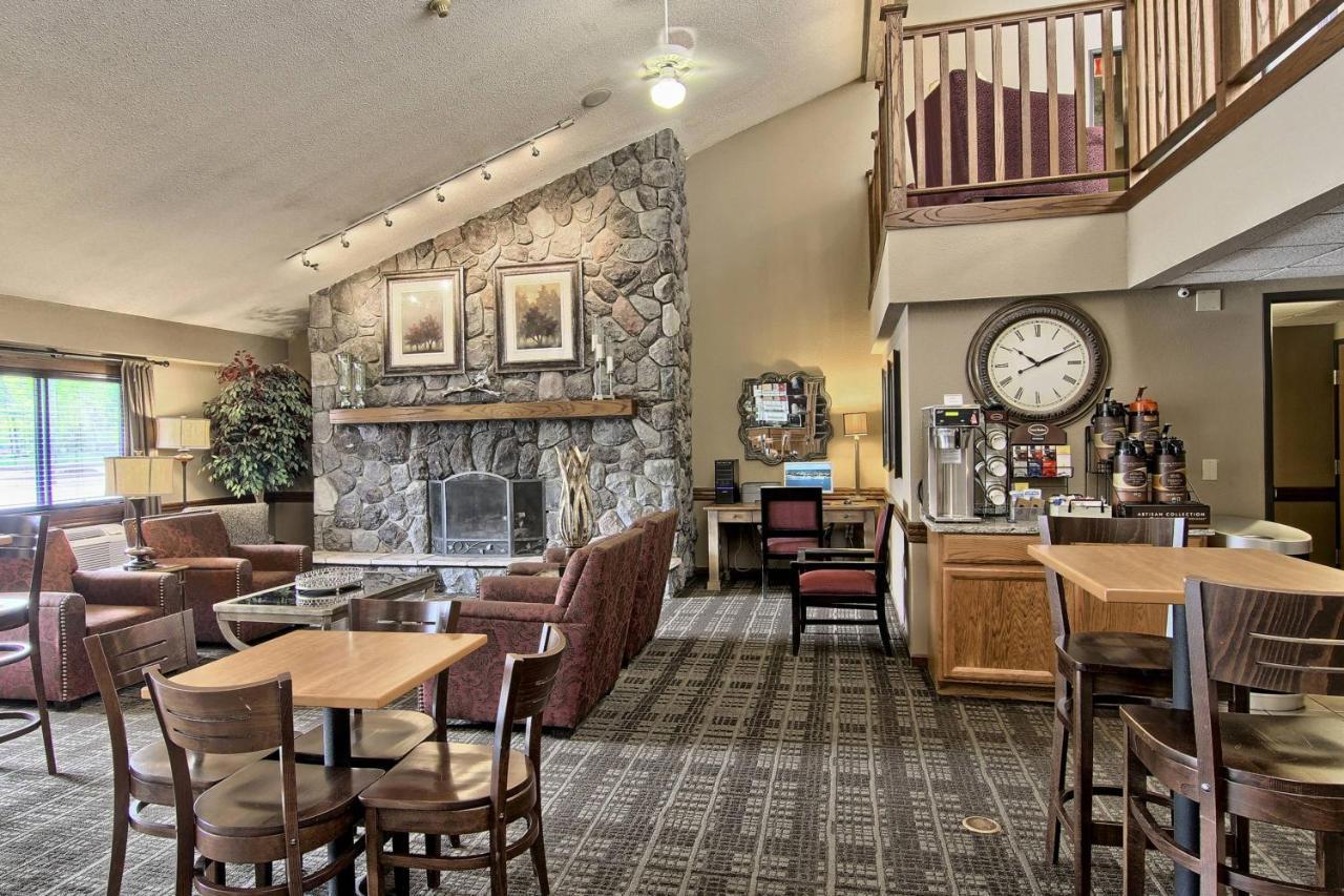 Blossom Hotel & Suites Traverse City Extérieur photo
