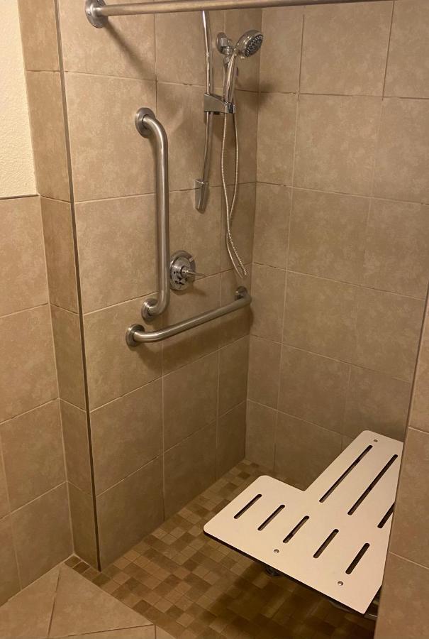 Blossom Hotel & Suites Traverse City Extérieur photo