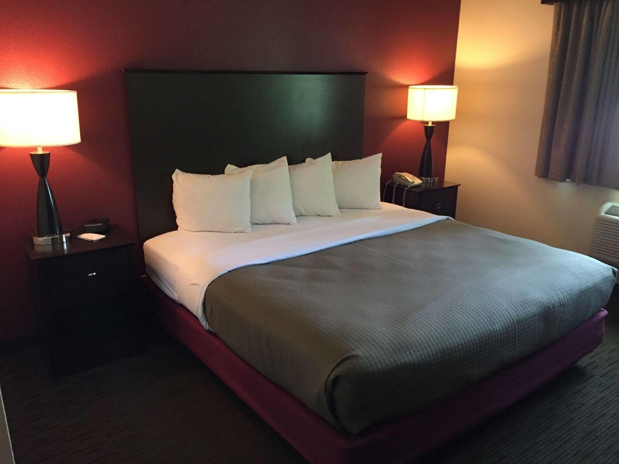 Blossom Hotel & Suites Traverse City Extérieur photo