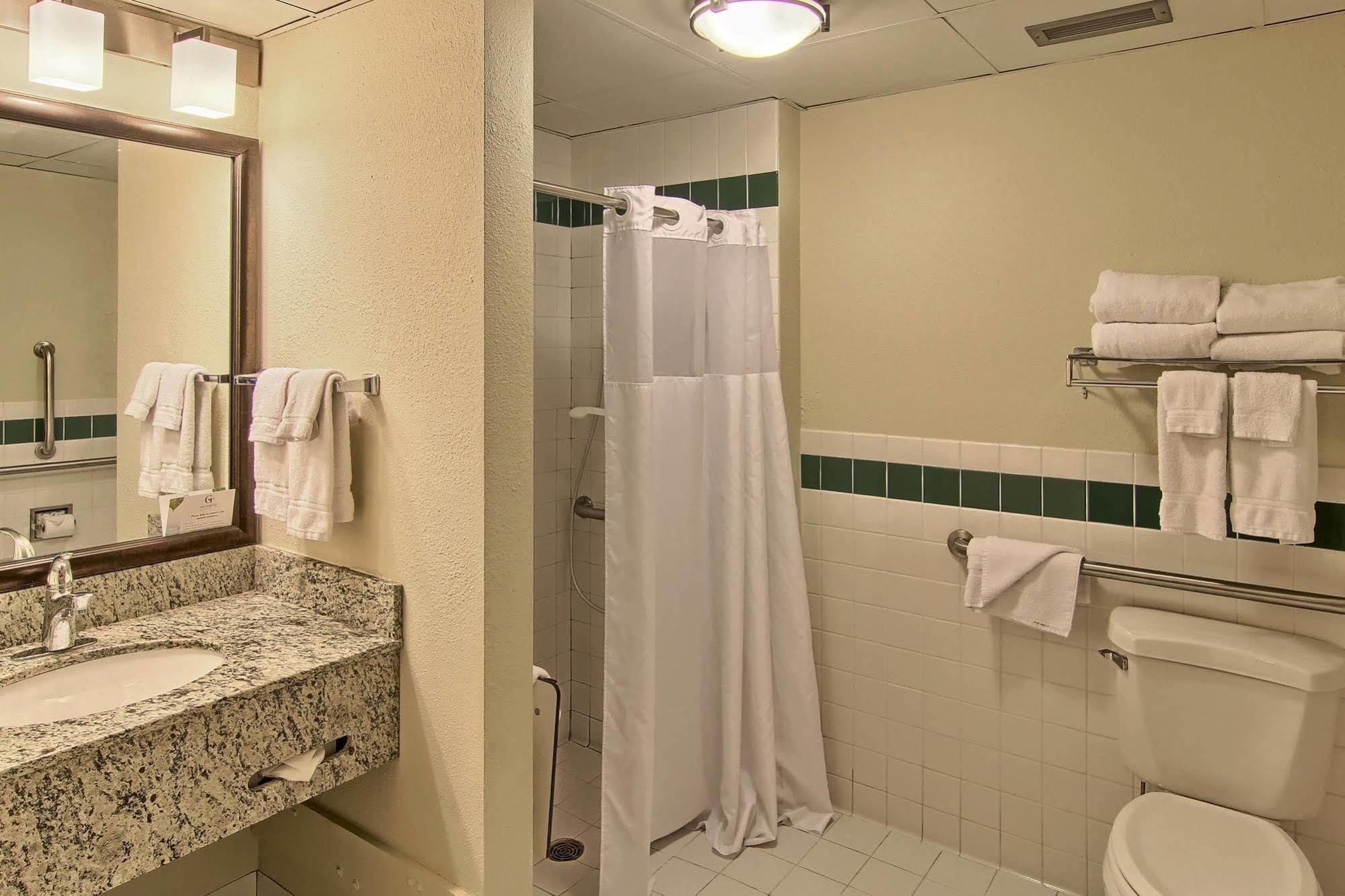 Blossom Hotel & Suites Traverse City Extérieur photo
