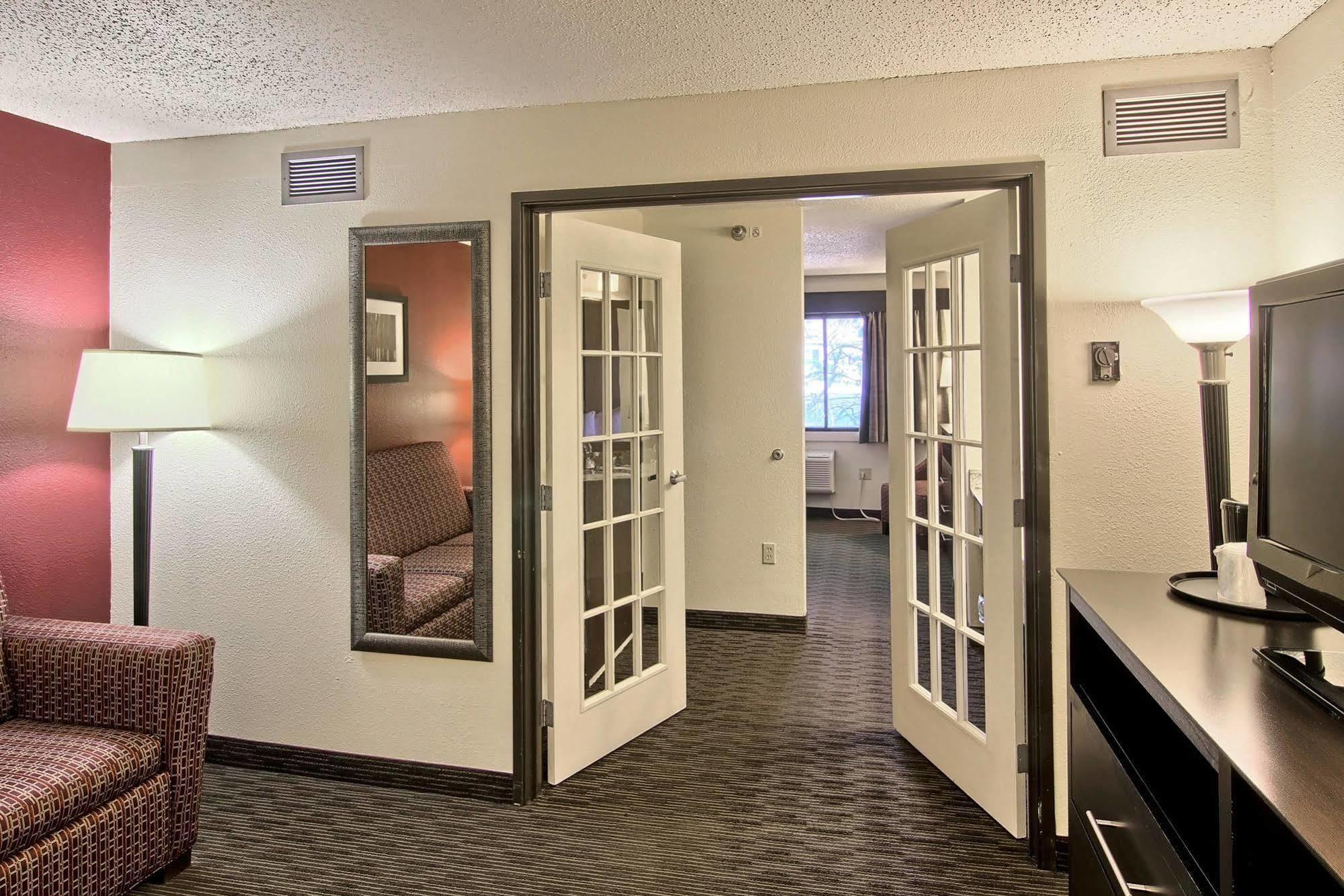 Blossom Hotel & Suites Traverse City Extérieur photo