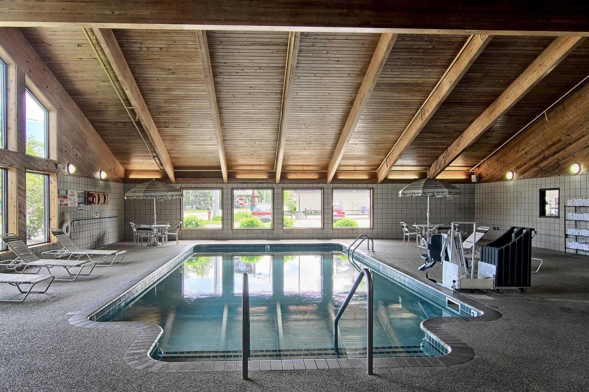 Blossom Hotel & Suites Traverse City Extérieur photo
